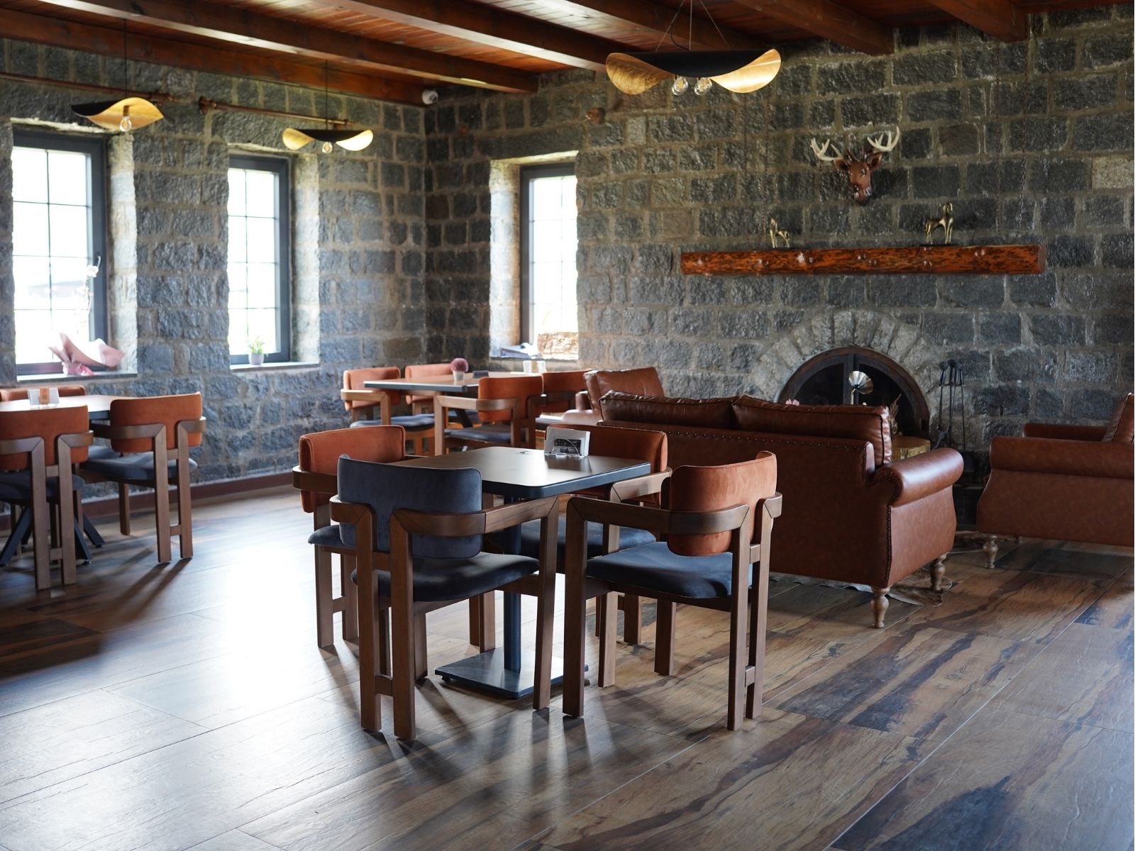 Berray's şömineli oturma alanı